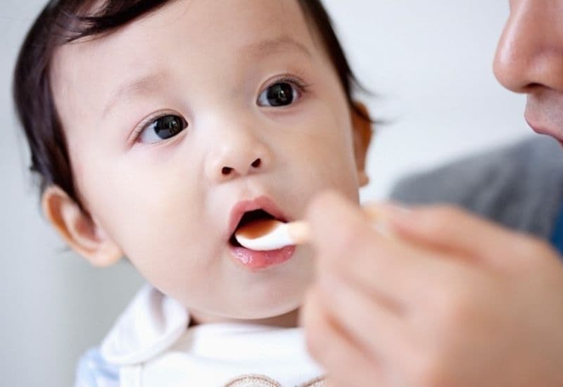 Để giảm nguy cơ bé còi xương, cần tăng cường bổ sung vitamin và các dưỡng chất cần thiết cho sự phát triển xương.