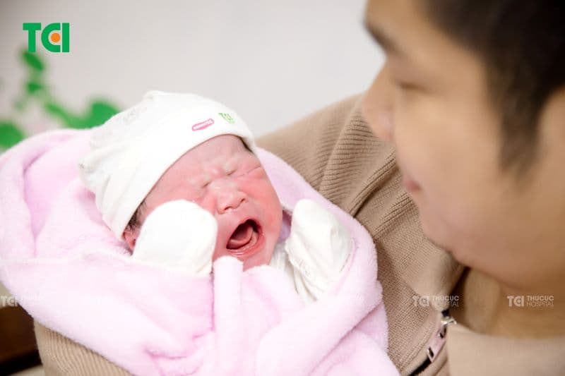 Sau khi tiêm vaccine, bé thường nhạy cảm hơn với các yếu tố xung quanh.