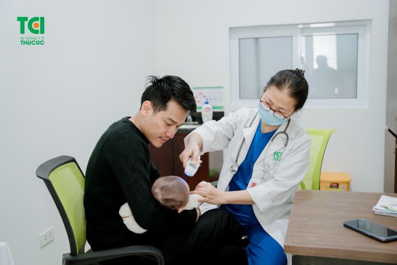 bé đi tiêm vacxin về ít bú