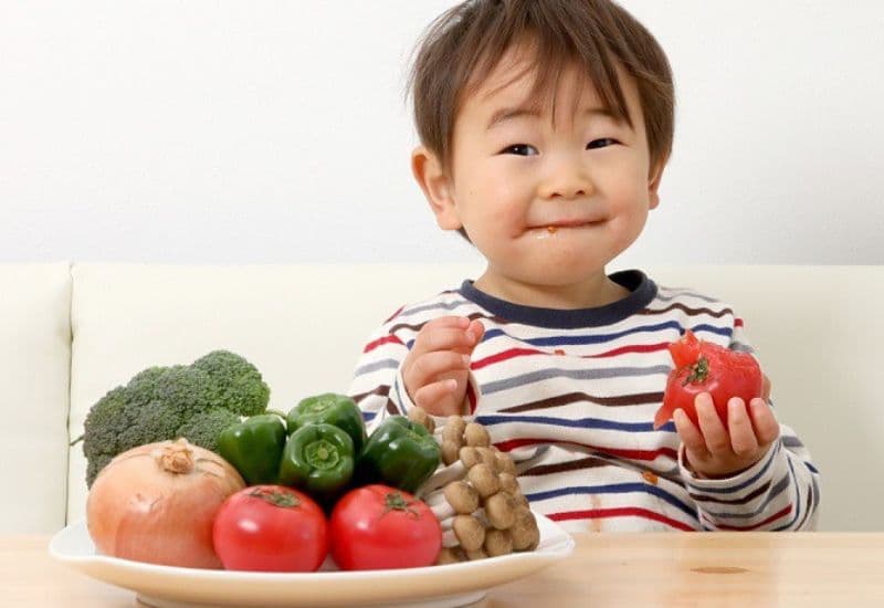 Cha mẹ không nên ép buộc bé lười ăn rau bằng bất kỳ hình thức nào, vì điều này có thể phản tác dụng.