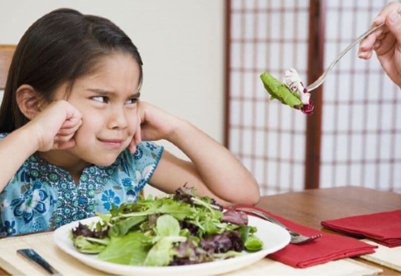 Bé lười ăn rau là tình trạng khá phổ biến hiện nay, khiến nhiều bậc cha mẹ không khỏi lo lắng.