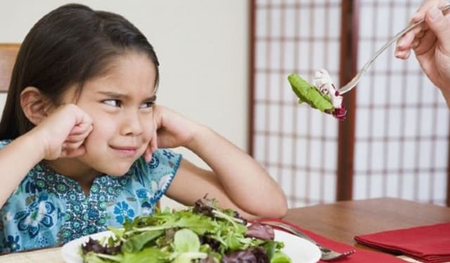 Bé lười ăn rau: Nguyên nhân do đâu và mẹ nên xử lý thế nào?