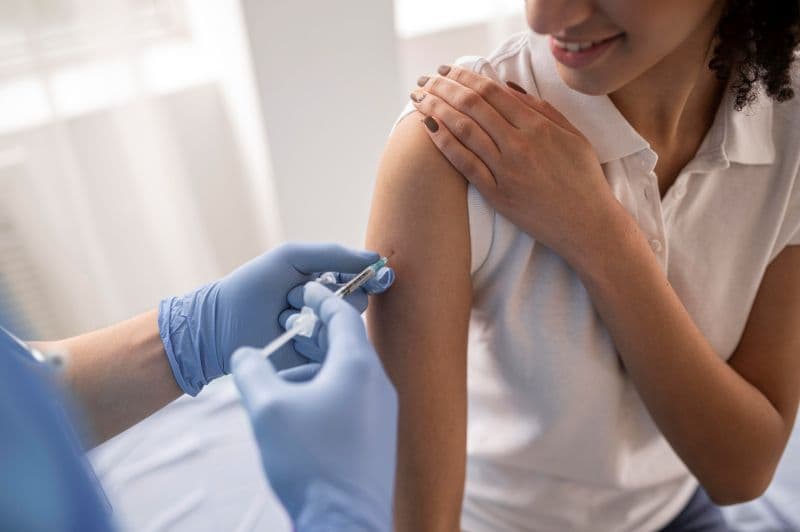Mặc dù vaccine HPV không điều trị được nhiễm trùng hiện tại, nhưng nó vẫn có thể mang lại lợi ích đáng kể cho những người đã nhiễm virus.