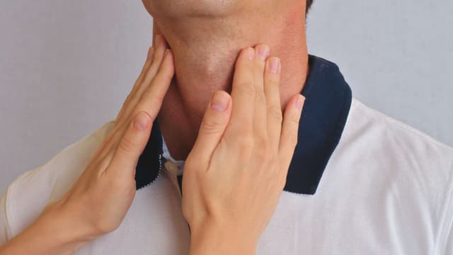Biểu hiện u tuyến giáp ở nam giới: Khó nhận biết hơn nữ giới?