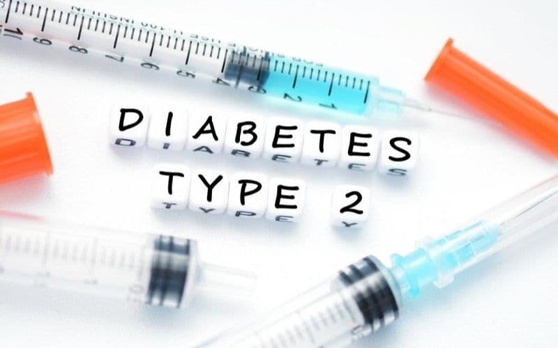 Bệnh xảy ra do cơ thể kháng lại tác dụng của insulin, khiến glucose không thể được sử dụng hiệu quả