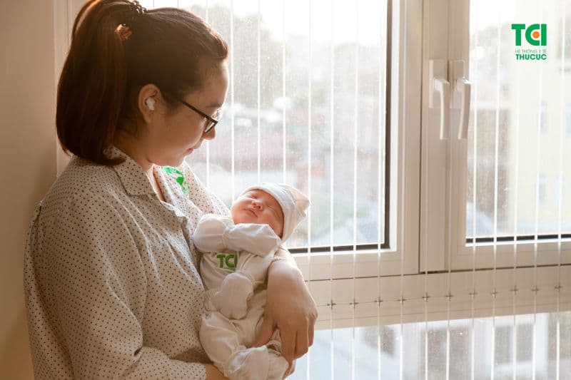 Môi trường sống cũng cần được giữ sạch sẽ, thoáng khí để hạn chế vi khuẩn và bảo vệ sức khỏe cho cả mẹ và bé.