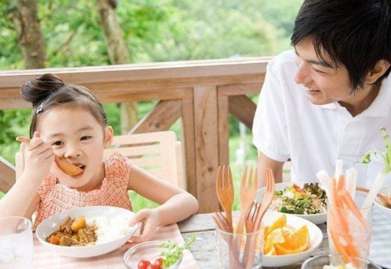 Chế độ ăn cho trẻ đa dạng và cân đối giúp con khỏe mạnh, thông minh.
