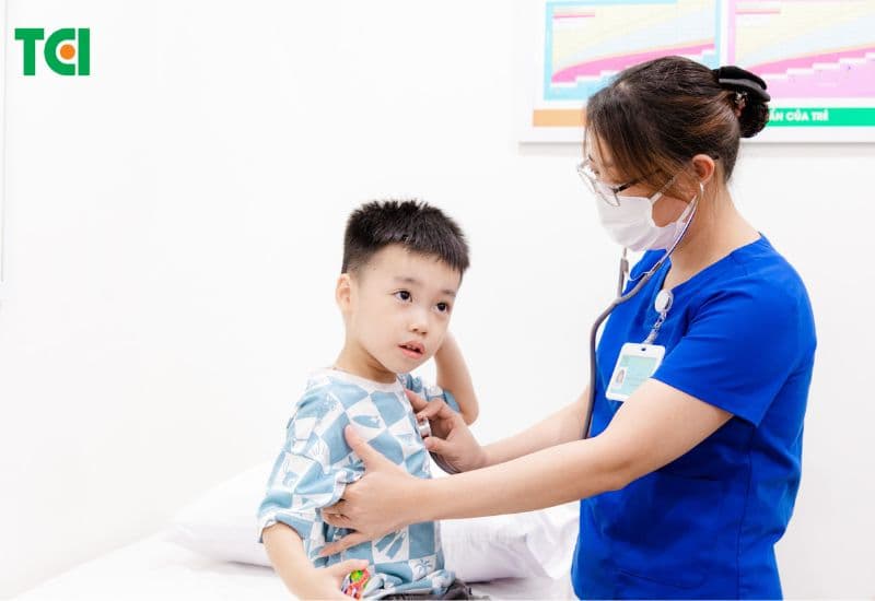 Thấy dấu hiệu lạ trong chế độ ăn cho trẻ, nên cho trẻ đi khám sớm.