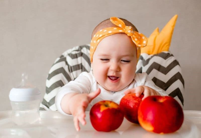 Em bé ăn táo mang lại nhiều lợi ích trong thời kỳ ăn dặm.