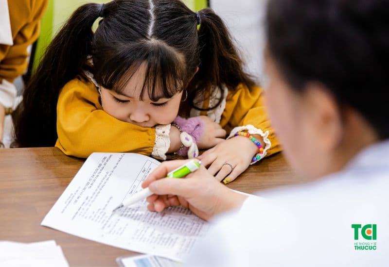 Cho bé ăn yến mạch mỗi ngày giúp bé tư duy nhanh nhạy, trí não phát triển tốt.