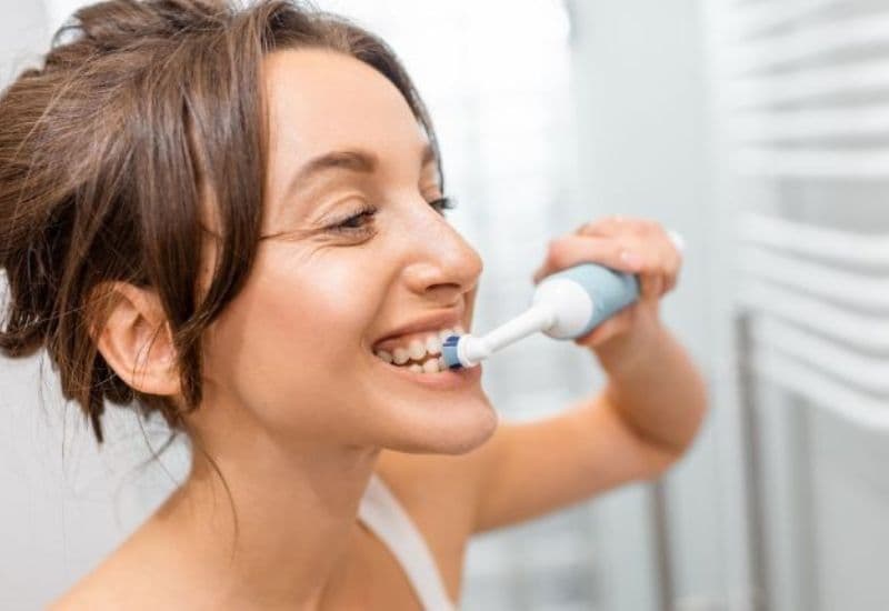 Vệ sinh răng miệng chuẩn khoa học giúp kiểm soát và làm dịu đau răng lợi hiệu quả.