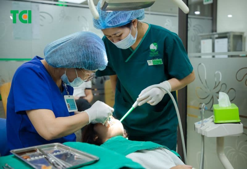 Khám bác sĩ sớm nếu đau răng lợi không thuyên giảm.