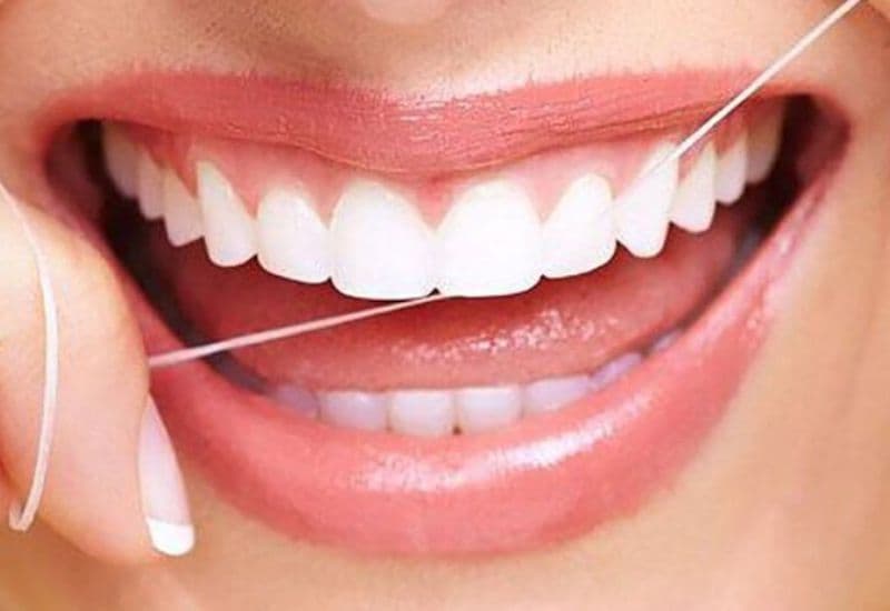 Đánh răng và dùng chỉ nha khoa đúng cách giúp ngăn ngừa hiệu quả tình trạng đau viêm lợi.