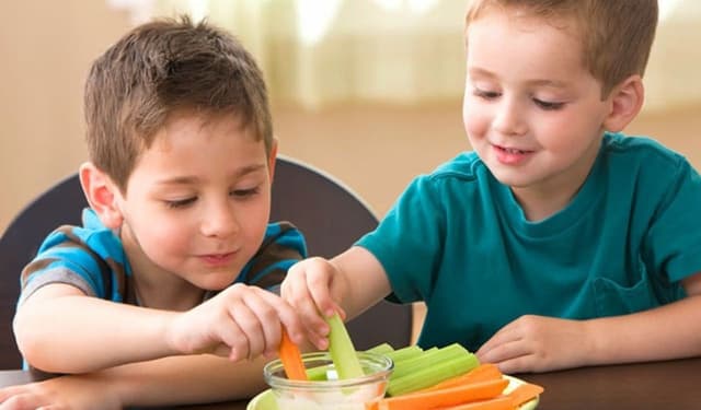 Chế độ dinh dưỡng cho bé 1 tuổi: Bố mẹ cần lưu ý điều gì?