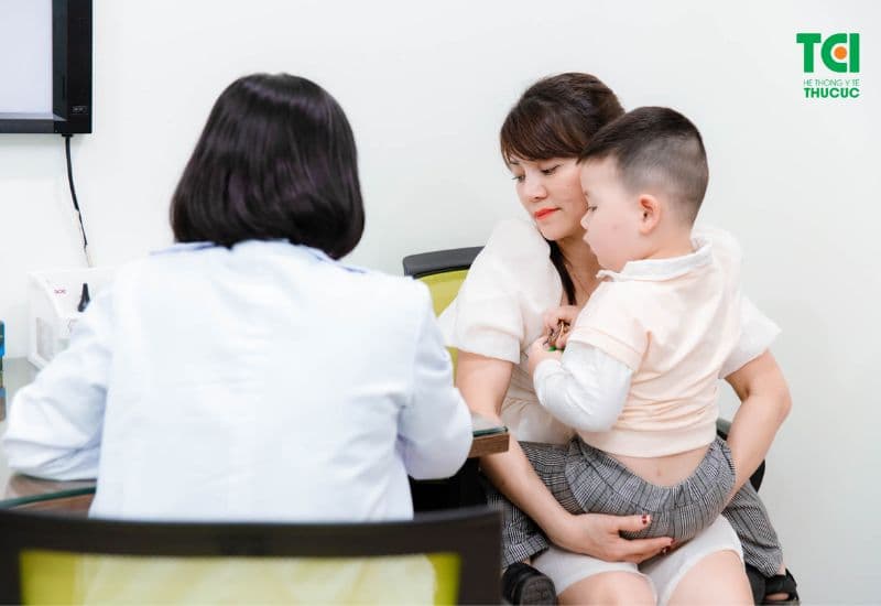 Mọi bất thường trong chế độ dinh dưỡng cho bé 1 tuổi cần được chuyên gia hỗ trợ.