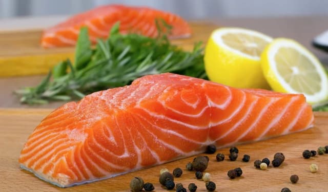 Em bé ăn cá có tốt không? Lợi ích và những điều cha mẹ cần biết