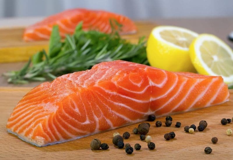 Em bé ăn cá hồi không chỉ khỏe mạnh mà còn được cung cấp đủ chất dinh dưỡng.