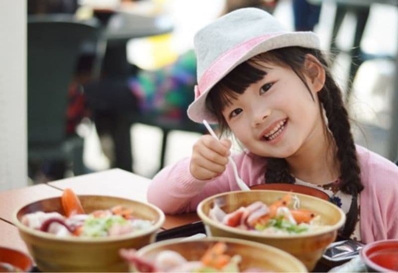 Em bé ăn cá từ giai đoạn đầu đời sẽ có nền tảng dinh dưỡng tốt hơn.