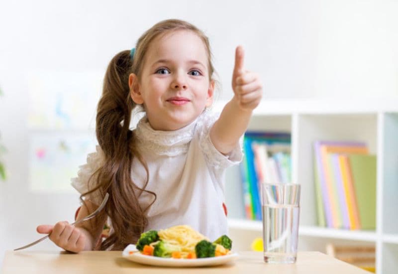 Hãy để em bé ăn cơm ngon một cách tự nhiên, không nên cưỡng ép.