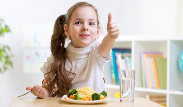 8 Bí quyết giúp em bé ăn cơm ngon mẹ nào cũng nên biết