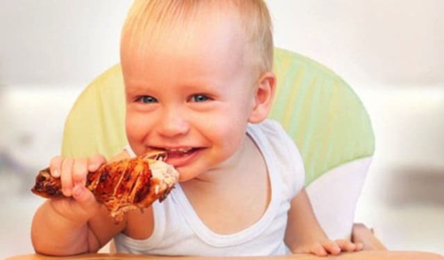 9 Sai lầm bố mẹ hay gặp khi cho em bé ăn gà