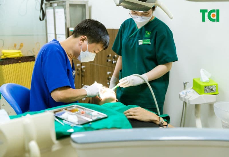 Tái khám định kỳ giúp kéo dài hiệu quả sau hàn trám răng.