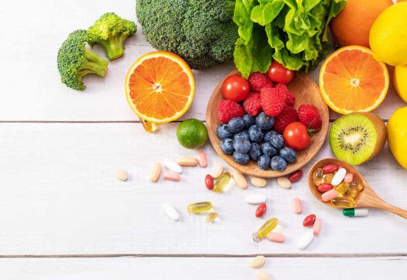 Vitamin tổng hợp là một loại thực phẩm bổ sung chứa kết hợp nhiều vitamin và khoáng chất thiết yếu