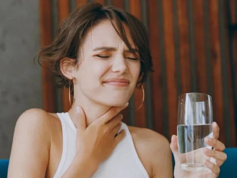 Mắc nghẹn ỏ cổ có thể do nhiều nguyên nhân, trong đó phổ biến là vấn đề ở thực quản.