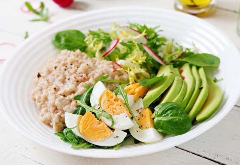 Lạc chỉ nên là một phần nhỏ trong thực đơn hàng ngày, không nên lạm dụng hoặc xem là thực phẩm thay thế cho các nhóm chất khác.