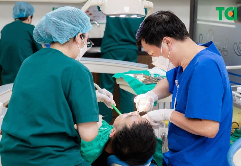 Can thiệp đúng cách khi nhổ răng hàm trên giúp hạn chế biến chứng.