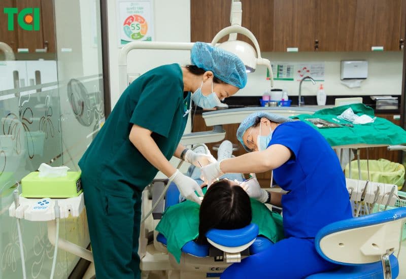 Nhổ răng số 7 cần được thực hiện cẩn trọng, vì vậy hãy tìm đến cơ sở chuyên môn để đảm bảo an toàn và hiệu quả.