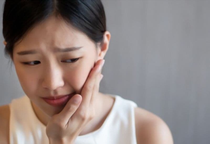 Niềng răng hàm trên không nhổ răng giúp giảm đau, hạn chế xâm lấn và mang lại cảm giác thoải mái hơn.