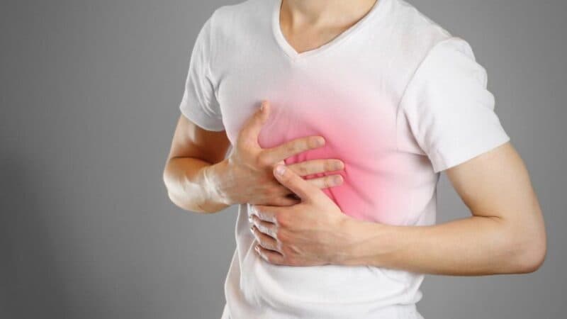 Đau rát ở ngực là 1 triệu chừng do trào ngực