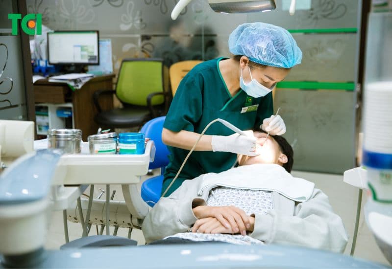 Việc thăm khám nha khoa đều đặn giúp bạn nhận biết sớm các dấu hiệu viêm nướu răng và phòng ngừa biến chứng.