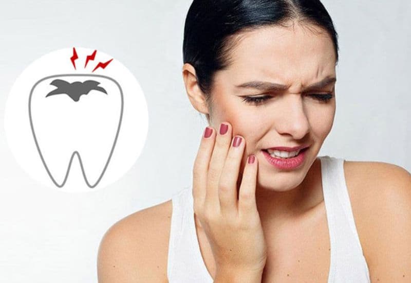 Sâu răng đau có thể khiến vùng răng bị tổn thương đau nhức, có lúc từng cơn, có lúc kéo dài liên tục.