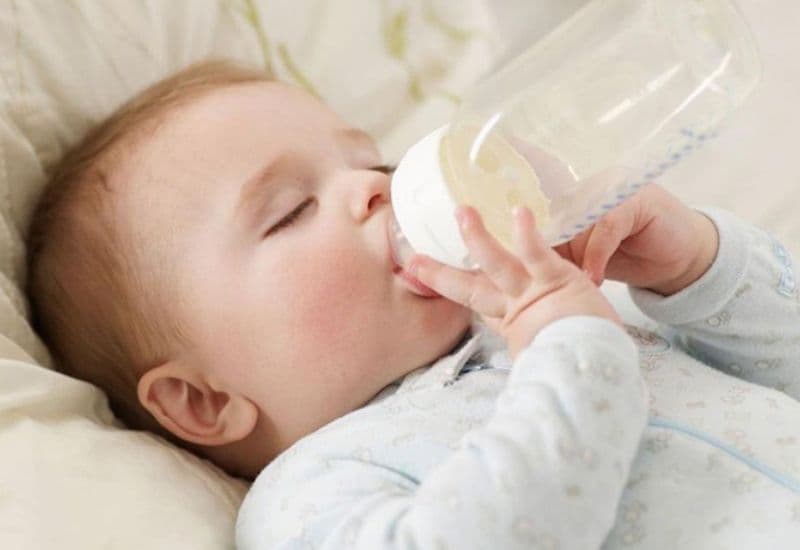 Việc bé bú bình và không được làm sạch răng miệng kỹ lưỡng dễ gây sâu răng em bé.