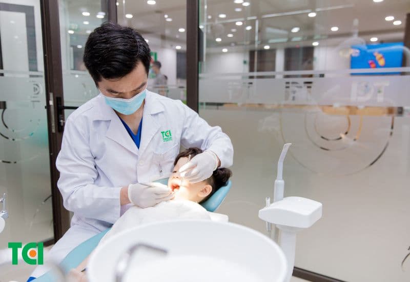 Nếu sâu răng em bé bị nhiễm trùng, hãy đưa bé đến nha khoa ngay để được xử lý kịp thời.