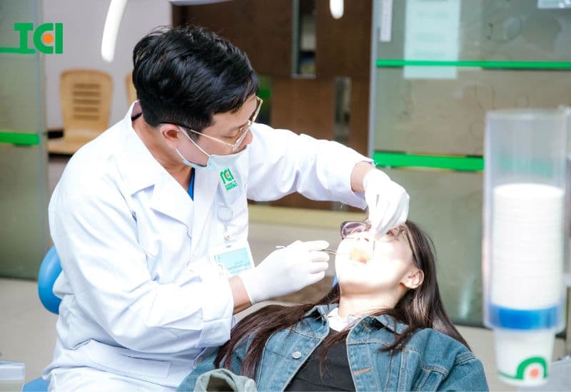 Khám răng định kỳ giúp phát hiện sớm và có hướng xử lý kịp thời sâu răng hở tủy.