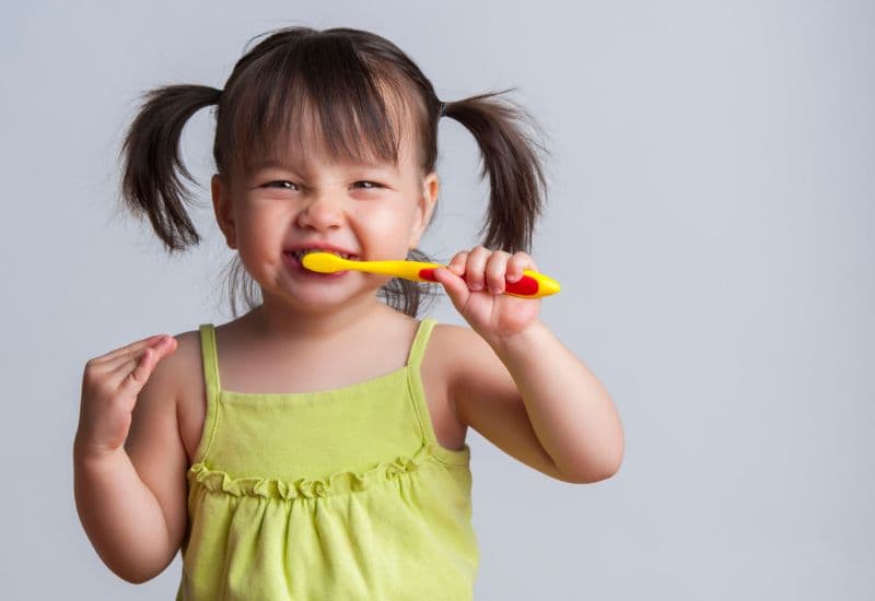 Việc hình thành thói quen chăm sóc răng miệng từ nhỏ giúp phòng ngừa sâu răng sữa hiệu quả hơn.