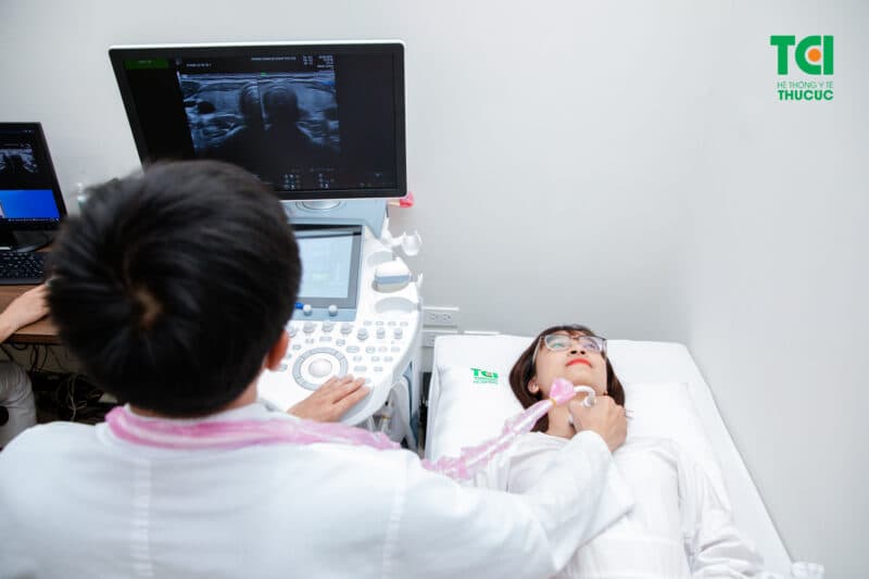 Khi nào cần đi khám nếu nghi ngờ triệu chứng u tuyến giáp lành tính?