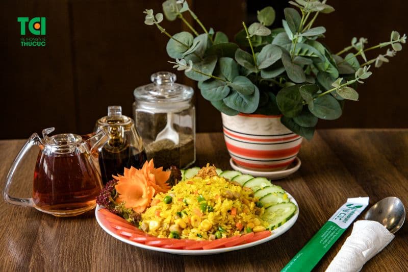 Các loại rau xanh, trái cây tươi và ngũ cốc nguyên cám cũng rất cần thiết để cung cấp vitamin và khoáng chất.