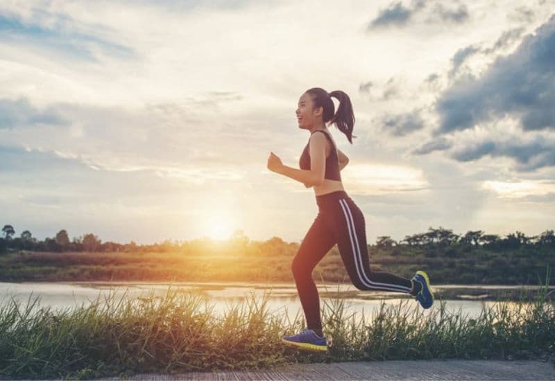 Tuân theo tháp dinh dưỡng và tập luyện hàng ngày giúp tăng cường sức khỏe.