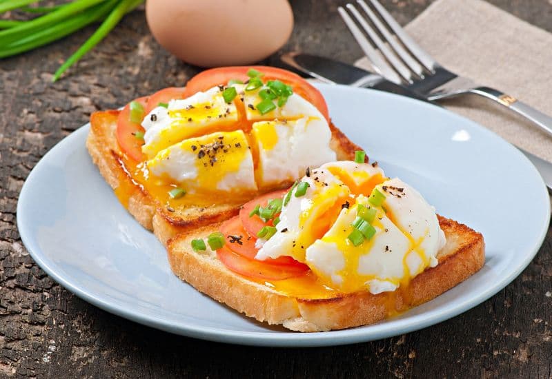 Trứng là thực phẩm bổ dưỡng, nhưng lòng đỏ trứng chứa lượng cholesterol khá cao - khoảng 186mg/trứng gà.