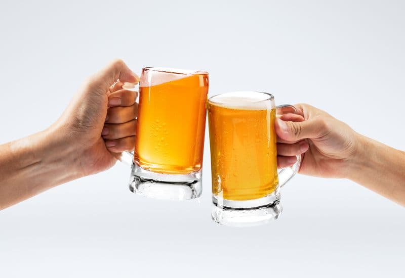 Thực phẩm gây tăng huyết áp: Rượu bia và đồ uống có cồn nói chung