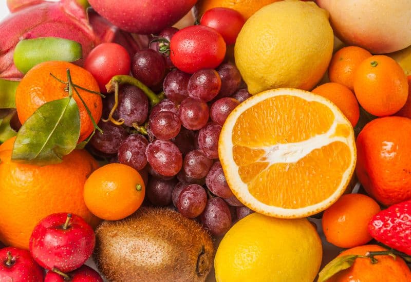 Trái cây tươi cung cấp kali, vitamin C, flavonoid và chất xơ, giúp giảm viêm, cải thiện đàn hồi mạch máu và điều hòa huyết áp.