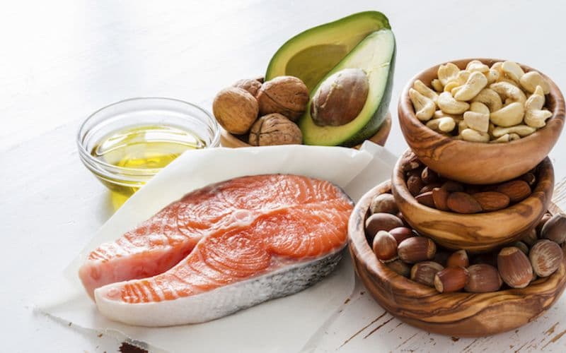 Những chất béo lành mạnh này giúp bạn cảm thấy no lâu hơn, đồng thời hỗ trợ hấp thu các vitamin tan trong dầu