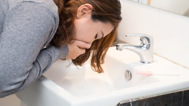 Trào ngược dạ dày buồn nôn: Dấu hiệu thường gặp dễ bỏ qua