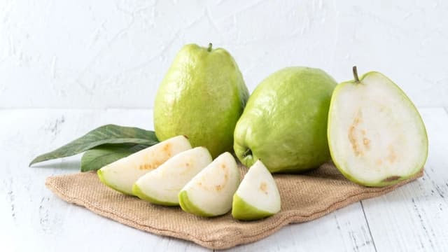 Trào ngược dạ dày có ăn được ổi không? Giải đáp chi tiết