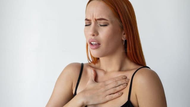 Trào ngược dạ dày gây vướng họng: Dấu hiệu không nên chủ quan