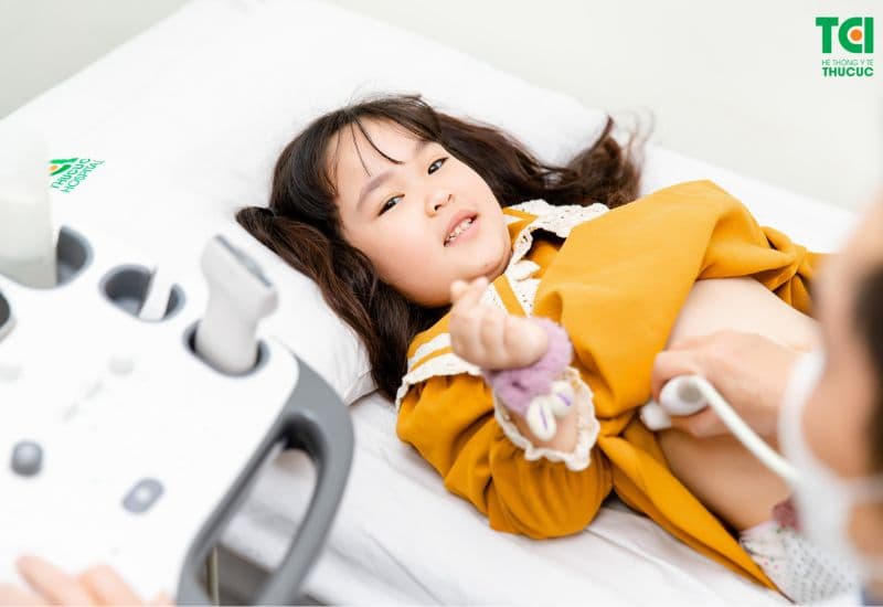 Nếu tình trạng trẻ bị đường ruột kém kéo dài, cần đưa trẻ đến bệnh viện để thăm khám kịp thời.